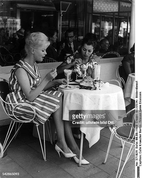 Zwei junge Frauen essen Eis.- 1960
