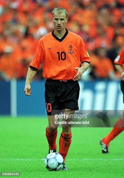 Dennis Bergkamp, Stürmer der niederländischen Fußball-Nationalmannschaft, führt den Ball. .