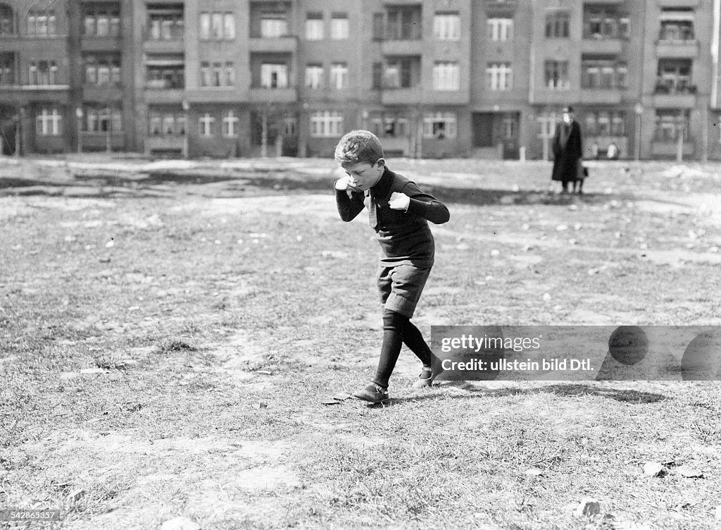 Gymnastik, Berliner Kinder turnen im Freien, um 1916