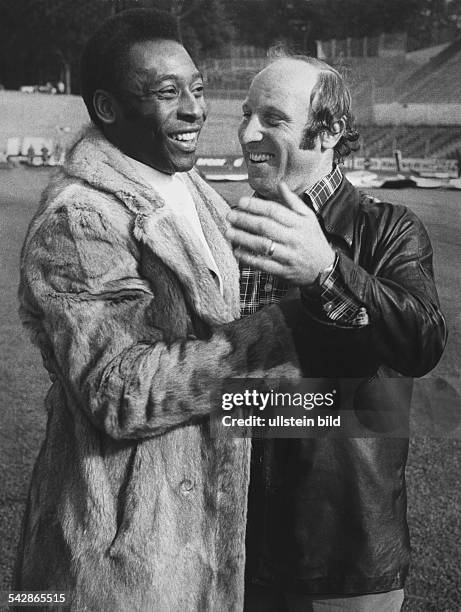 Pele , ehemaliger Fußballspieler der brasilianischen Nationalmannschaft, trifft mit einem Pelzmantel bekleidet auf Uwe Seeler, ehemaliger...