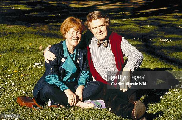 Das Schauspielerpaar Christiane Hammacher und Gunnar Möller sitzen im Gras, sie im Schneidersitz. Er hat den Arm um seine Lebensgefährtin gelegt....