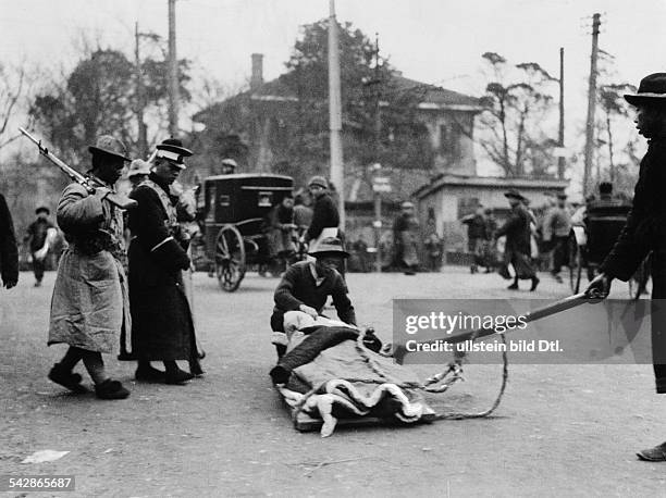 China Unruhen/Bürgerkrieg ab1916- Der Märzaufstand in Shanghai 1927: Britisches Militär und Polizei nach dem Ende des Aufstandes in einer Strasse;...