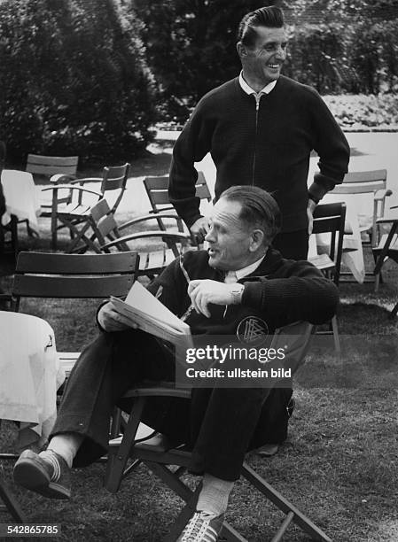 Die Fußballidole Sepp Herberger und Fritz Walter im Trainingslager der Deutschen Nationalmannschaft in Berlin. Undatiertes Foto.