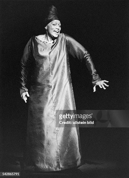 Die US-amerikanische Sopranistin Jessye Norman als "Die Frau" in Arnold Schönbergs "Erwartung" in einer Inszenierung von Robert Wilson unter...