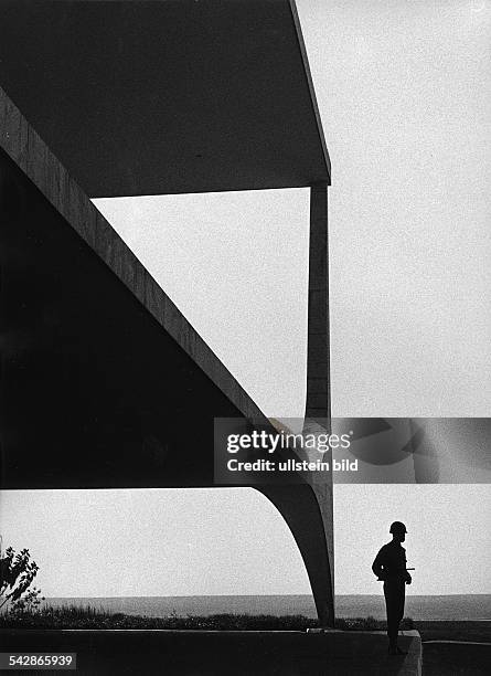 Moderne Bauten ,im Vordergrund ein Soldat.- 1963Foto: Rudolf Dietrich