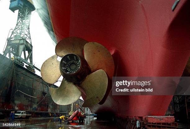 Der Luxusliner Queen Elizabeth 2 im Trockendock bei Blohm und Voss. Unter der Schiffsschraube arbeiten Angestellte des Hamburger Hafens....
