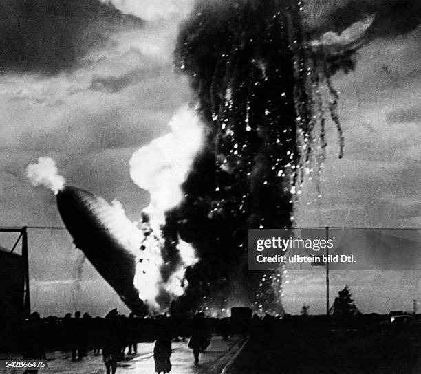 Airship Exploding Hindenburg 1937 Photos and Premium High Res Pictures - Getty Images