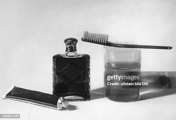 Zahnpflegeset: Zahnbürste, Zahnputzglas, Zahnpasta, Mundwasserveröffentlicht: Blatt der Hausfrau 2/1931Foto: Ullstein Fotografisches Atelier