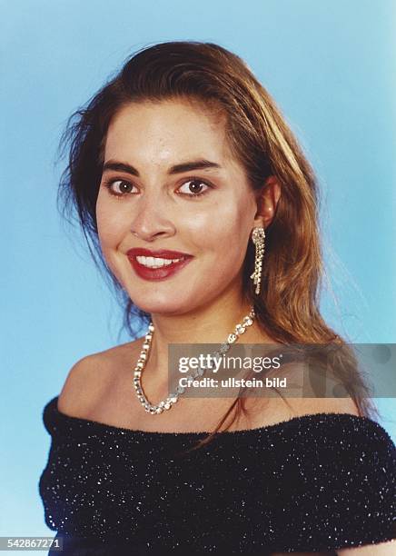 Die deutsche Schauspielerin Julia Dahmen mit einem schulterfreien Oberteil. Sie trägt Ohrringe und eine Halskette. Aufgenommen November 1996.