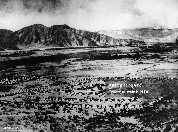 China, Tibetan uprising in the 50ies: Insurgent Khampa-warriors and Tibetans gathering south of Lhasa April 1958