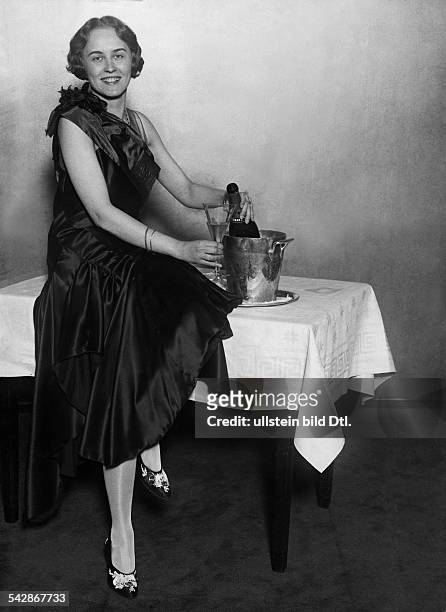 Elisabeth Rodzien Miss Germany 1928- Porträt Ganzfigurmit Sektglas und SektkübelBM 7.12.1928