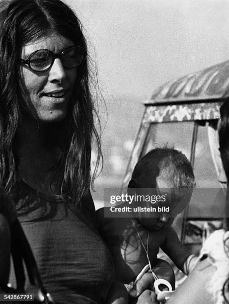 Hippiemutter auf der Insel Ibiza, Spanien Balearen1970