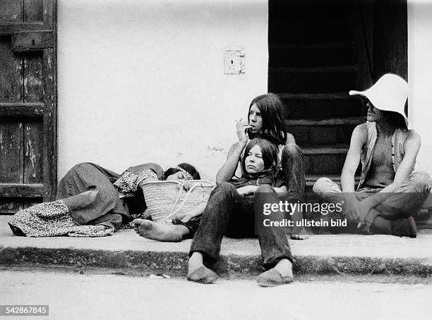 Hippies vor der Bause Bar in Isleno auf der Insel Ibiza, Spanien Balearen1970