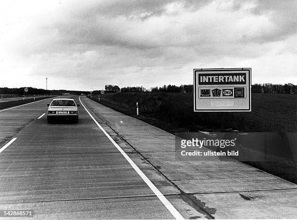 Autobahn Berlin - Hamburg in der Nähe derRaststätte Stolpe, rechts einHinweisschild auf eine Tankstelle- 1983