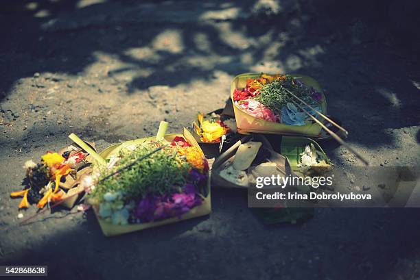 traditional hindu offers, bali, indonesia - denpasar stockfoto's en -beelden