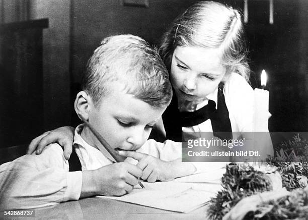 Zwei Kinder schreiben einen Wunschzettel zu Weihnachten- veröff. "Wir Hausfrauen", 14 / 1950