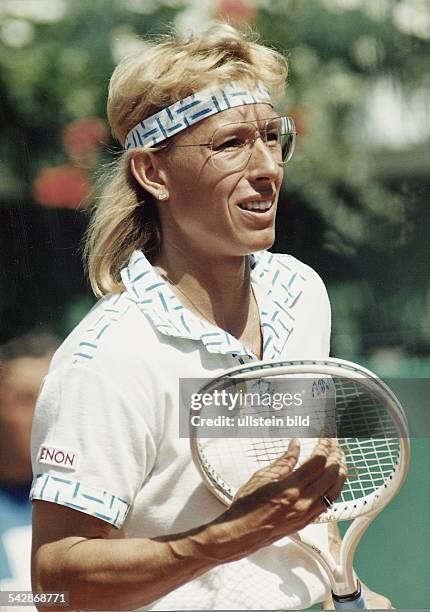 Die Tennisspielerin Martina Navratilova mit dem Tennisschläger in der Hand. Aufgrund ihrer langen Haare trägt sie ein Stirnband. Aufgenommen Mai 1990.