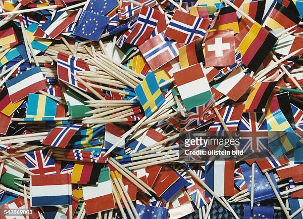 Die Farben der Staaten der Europäischen Union auf einem Haufen. Partyspieße; Undatiertes Foto.