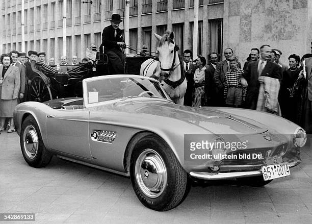Germany: BMW 507 Touring sports car, behind the car the last Frankfurt horse-drawn carriage- september 1955photo by Robert Vack