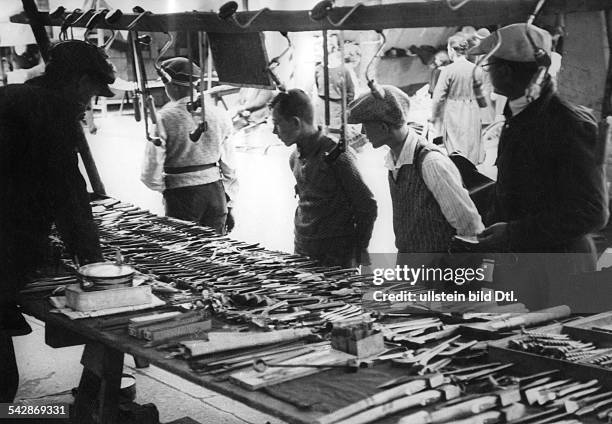 Suhl, Thüringen: Verkaufsstand für Handwerkszeug auf dem Marktplatz- 1934Foto: Heno