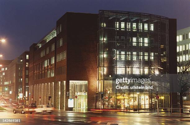 Das Gebäude des Deutsch-Japanischen Handelszentrums an der Düsternstraße in der Hamburger Neustadt - die verglaste Stirnfront des Gebäudes von der...