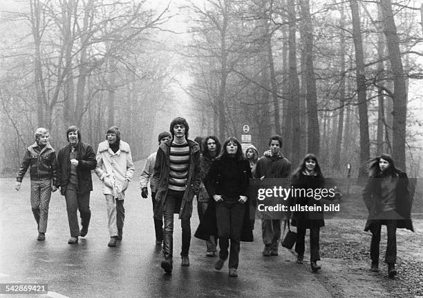 Jugendliche in typischer Tracht mit Parka Jeans und langen Haaren bei einem Schulausflug1974