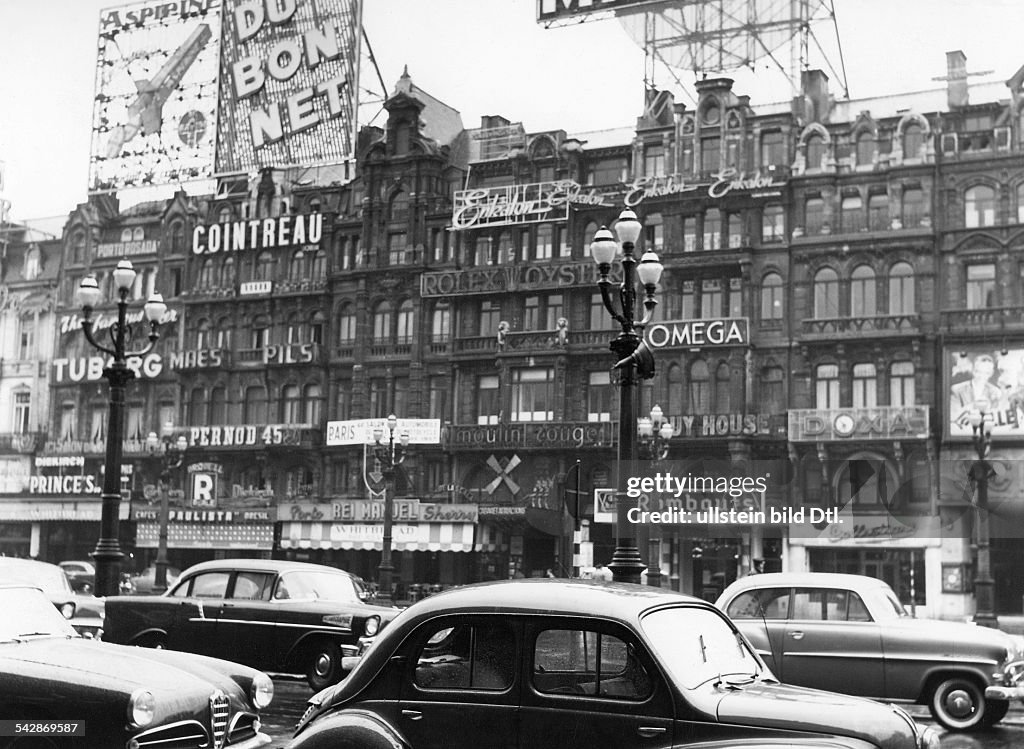 Brussels, Place de Brouquere, neon signs at the facades- 1958- Photographer: Gert KreutschmannVintage property of ullstein bild