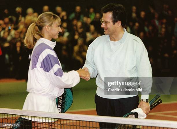 Die deutsche Tennisspielerin Steffi Graf und der Bundesaußenminister Klaus Kinkel geben sich die Hand nach einem Benefizspiel in Bonn. Der...