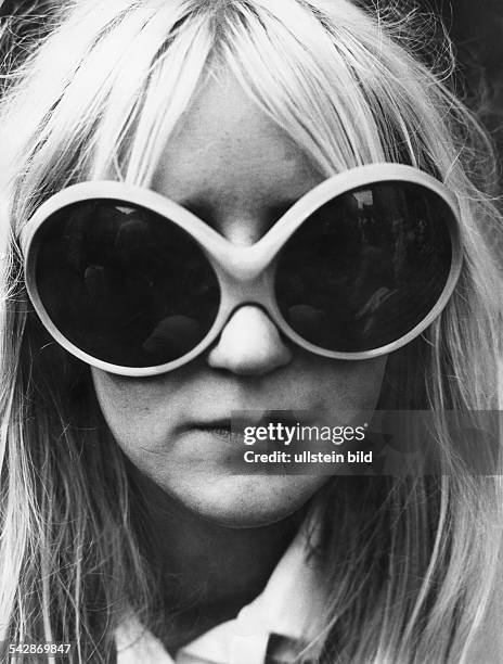 Blonde Frau mit grosser Sonnenbrille1970