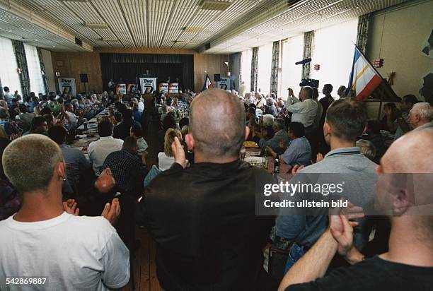 Wahlkampfveranstaltung "Deutsche Volksunion" in einem Saal in Mecklenburg-Vorpommern, 25.7.1998. Sympathisanten, Anhänger und Mitglieder der...