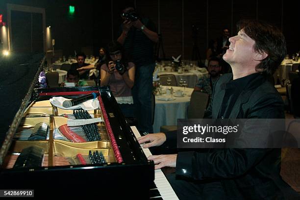 American pianist Arthur Hanlon talks during the presentarion of his new album 'Viajero' on June 14, 2016 in Mexico City, Mexico.