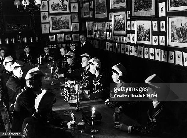 Studentenleben: Korpsstudenten, BurschenschaftenCorps Borussia Bonn Die Kneipe im Hause der Borussen - Bierabendum 1932