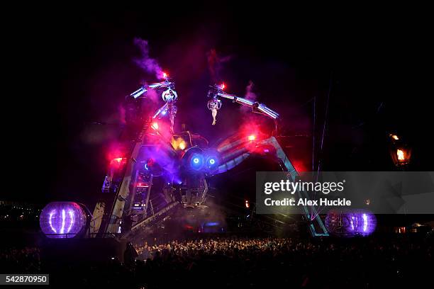 Thousands of Glastonbury revellers party under the fire-breathing Arcadia Spider on its opening night at Glastonbury Festival, Worthy Farm, Pilton on...