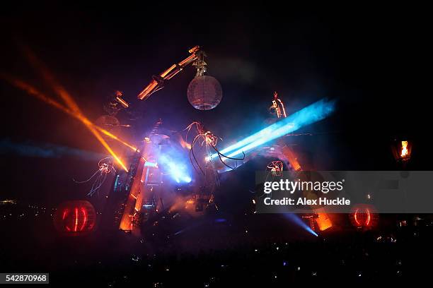 Thousands of Glastonbury revellers party under the fire-breathing Arcadia Spider on its opening night at Glastonbury Festival, Worthy Farm, Pilton on...