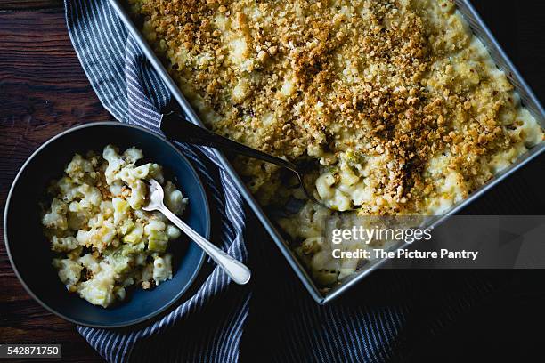 creamy cardoon mac and cheese - mac and cheese stock pictures, royalty-free photos & images