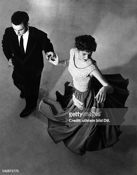 Blick von oben auf ein tanzendes Paarbeim Cha-Cha-Cha- 1956