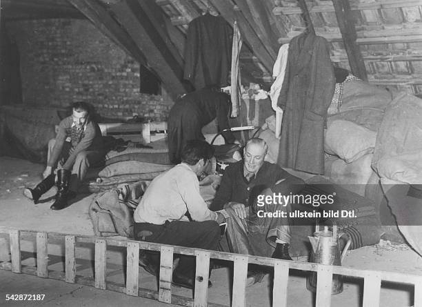 Flüchtlinge aus der Sowjetzone in einer Notunterkunft auf einem Dachboden in Berlin- 1952