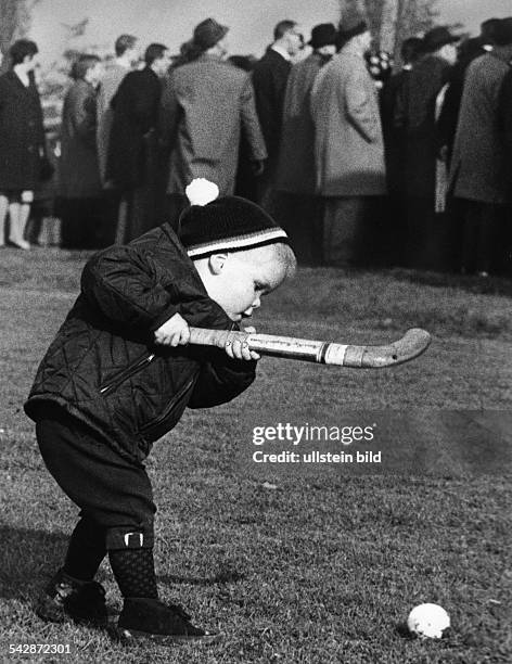 Ein kleiner Junge beim Feldhockey1966