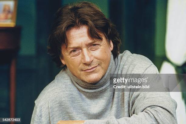 Herrmann, Herbert *-Schauspieler, Schweiz- Portrait, traegt einen hellgrauen Rollkragenpullover- September 1999