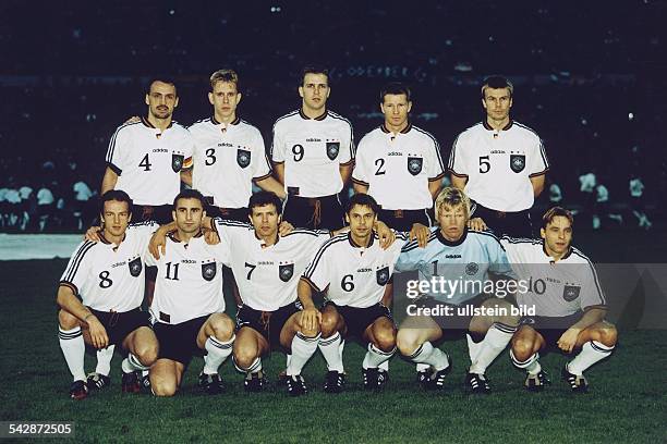 Aufstellung der deutschen Fußballnationalmannschaft am im Niedersachsenstadion Hannover. Obere Reihe stehend : Jürgen Kohler , Jörg Heinrich, Oliver...