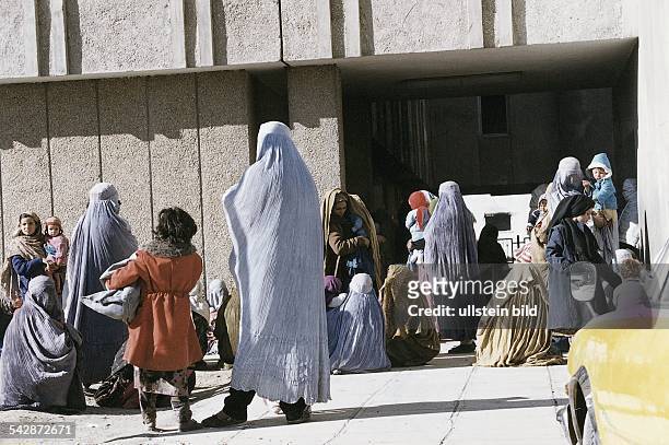 Afghanistan: Frauen mit ihren Kindern auf der Straße. Wie das Landesgesetz es vorschreibt, dürfen die afghanischen Frauen nicht unverschleiert in der...