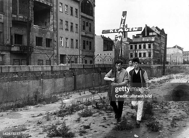 Berlin, Mauer:Jugendliche errichten zum Gedenken an Peter Fechter ein Holzkreuz an der Mauer