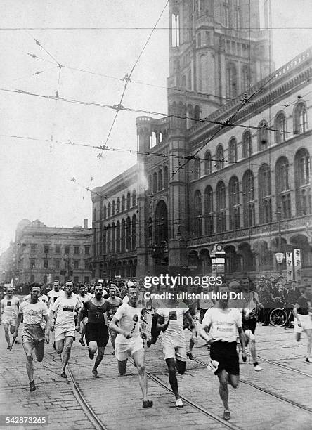 Berliner Spiel- und Sportwoche:Start vor dem Berliner Rathaus zumStaffellauf.1924