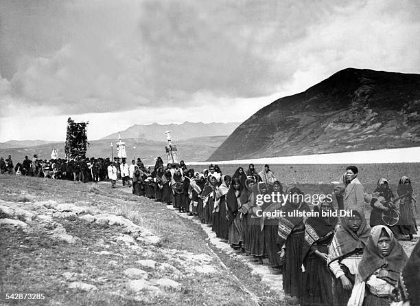 Peru, Indios : Feste/Rituale: 'Dia del Compadre' im Altiplano: Ein Prozessionszug auf dem Weg zu einem Kultplatz.Vorne der Zug der Frauen - dahinter...