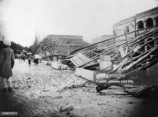 Zerstörungen in der Stadt Hongkong nach einem Wirbelsturm um 1900