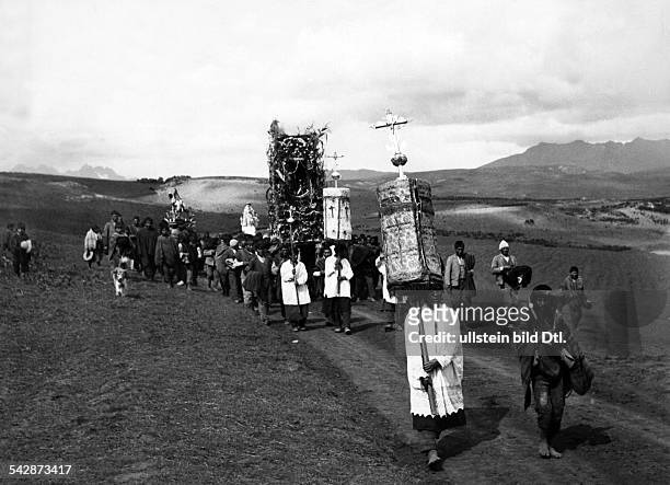 Peru, Indios : Feste/Rituale: 'Dia del Compadre' im Altiplano: Ein Prozessionszug auf dem Weg zu einem Kultplatz.Der Zug der Männer mit der...