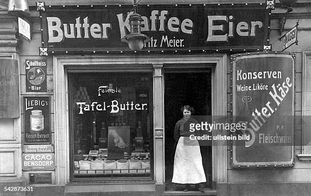 Kolonialwarengeschäft, Butter- undDelikatessenladen von Fritz Meier in derPrinzessinnenstrasse 12 in Berlin _Kreuzberg ; Aussenansicht mit...