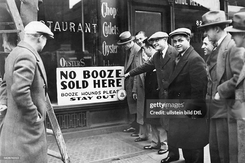 USA, New York, New York City:: USA population Prohibition of alcohol, USA 1920-1933: New York restaurant with a sign in the shop window: 'No Booze Sold Here - Booze Hounds Please Stay Out' - 1929 - Vintage property of ullstein bild