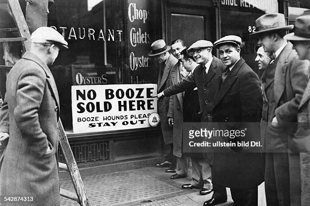 New York, New York City:: USA population Prohibition of alcohol, USA 1920-1933: New York restaurant with a sign in the shop window: 'No Booze Sold...