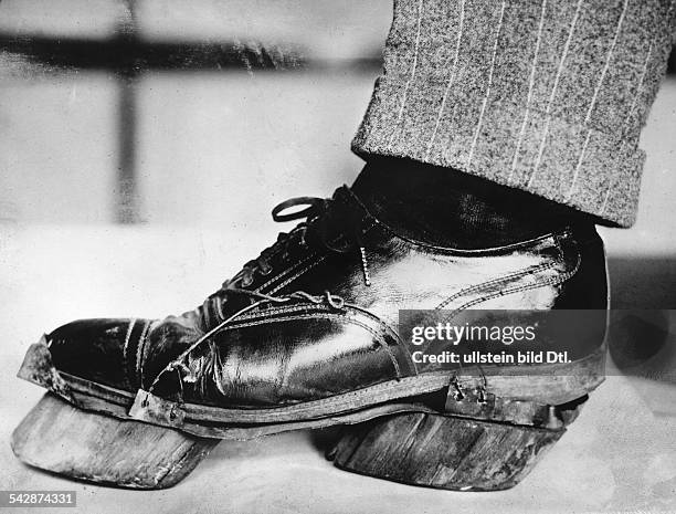 Alkohol - Prohibition USA 1920-1933:Schuh eines an der Grenze zu Canada verhafteten Alkoholschmugglers, der sich unter die Schuhsohlen Holzklötze in...
